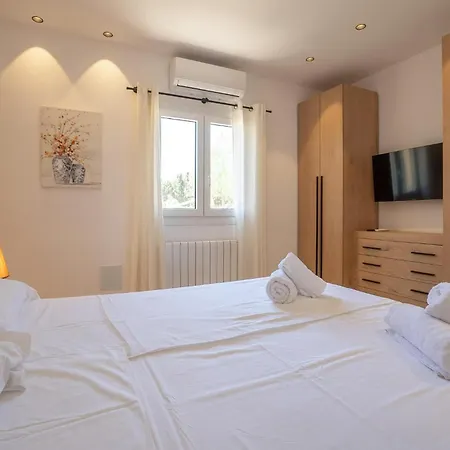 Holiday home 4 Bedroom Awesome In *