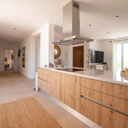 4 Bedroom Awesome In *