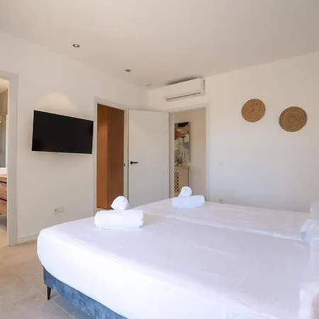 Holiday home 4 Bedroom Awesome In