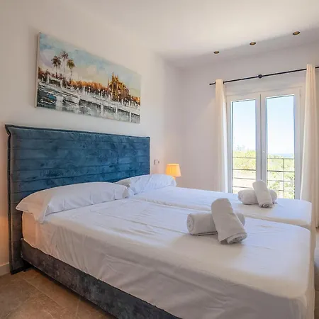 4 Bedroom Awesome In Holiday home *